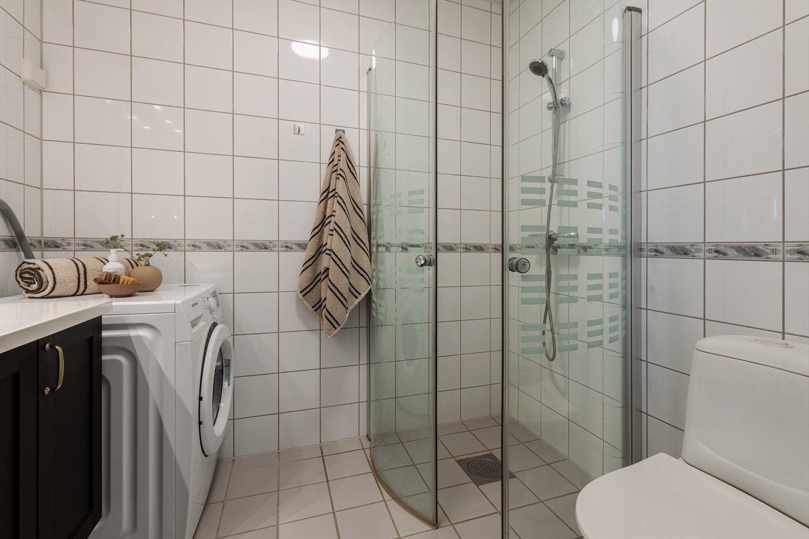Badet har også opplegg for vaskemaskin samt behagelig gulvvarme. Galleribilde
