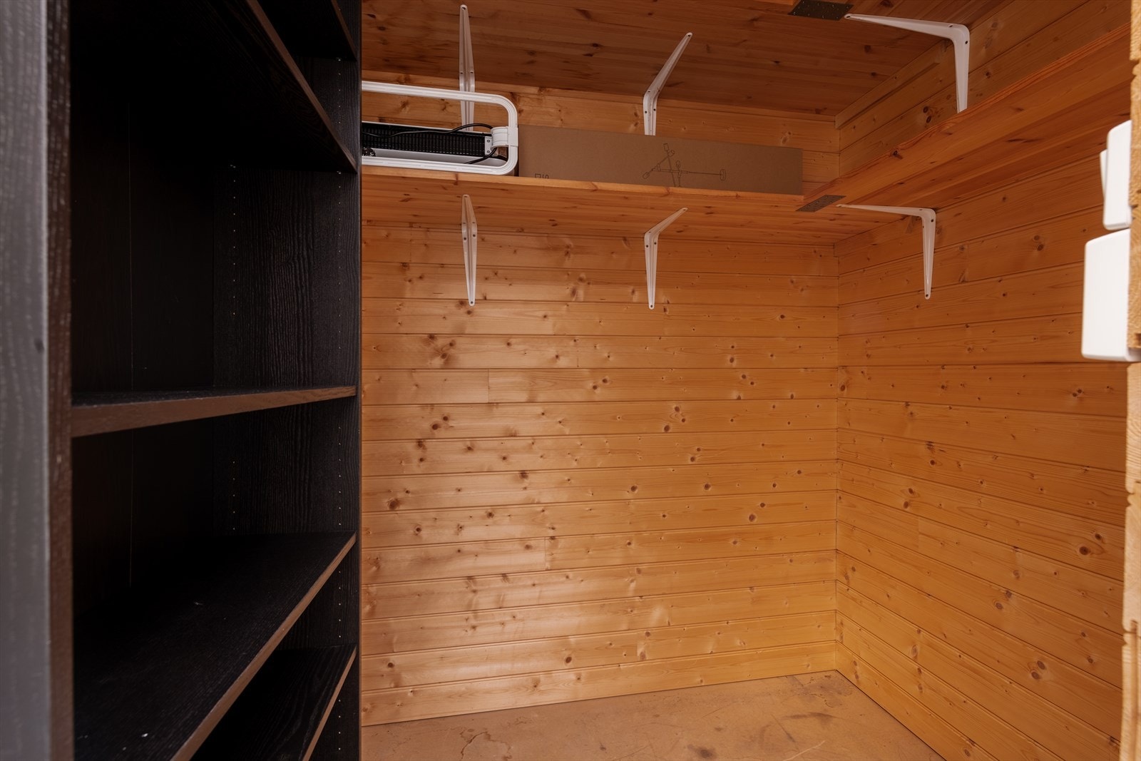 Fra terrassen har du også tilgang til en utvendig bod på ca. 2,5 m² med stikkontakt. Galleribilde