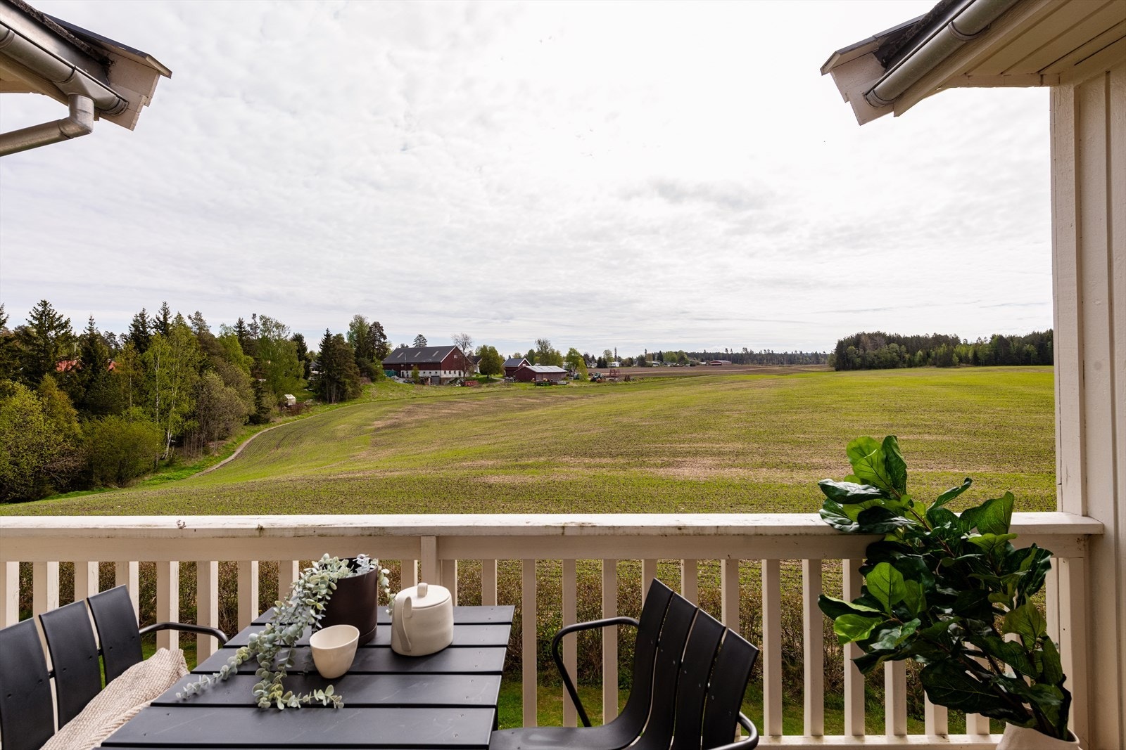 Balkongen vender mot øst, helt uten overbygg, og byr derfor på svært behagelig morgen- og ettermiddagssol. Galleribilde