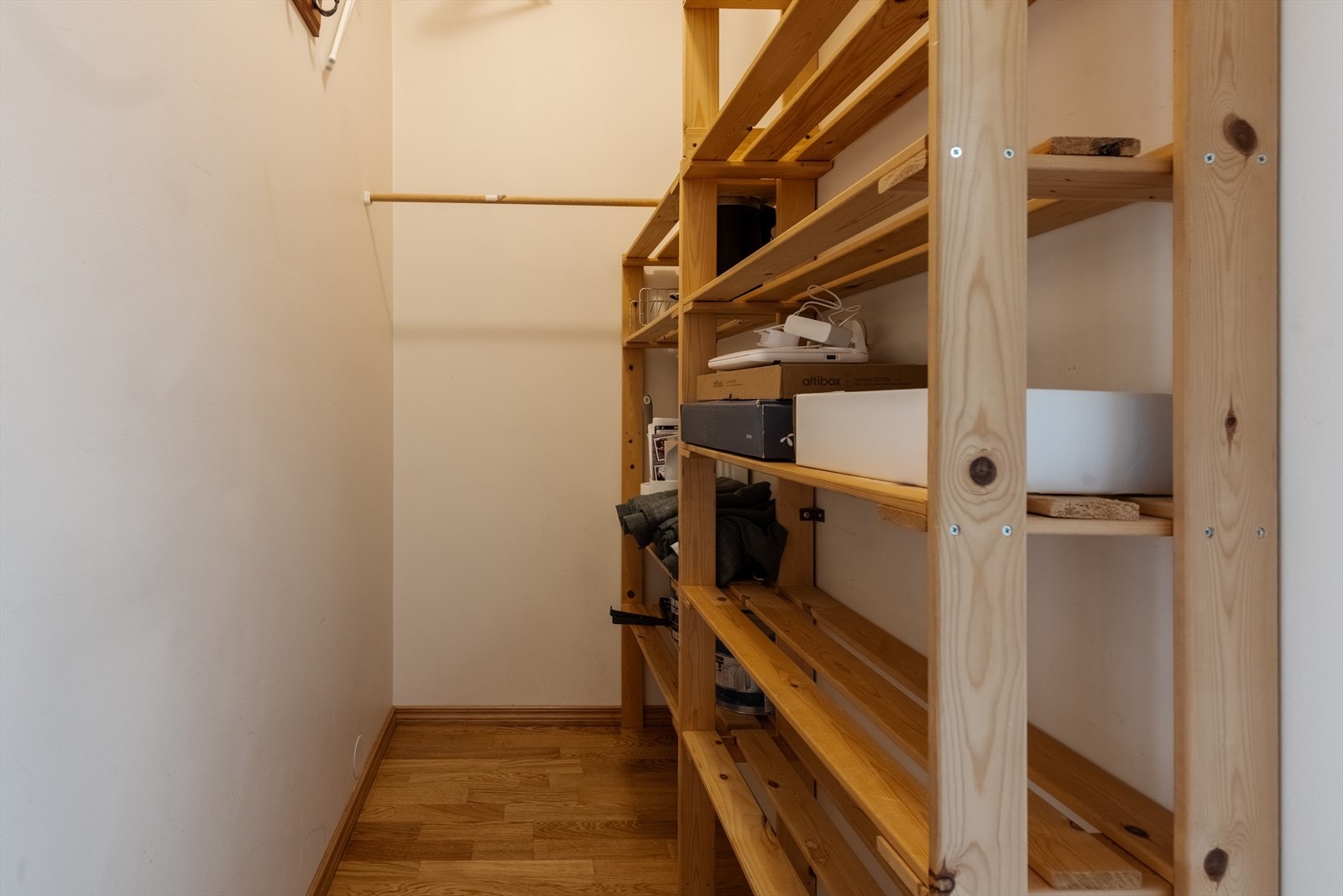 Fra entréen er det også tilgang til en innvendig bod, perfekt for ekstra oppbevaring eller walk-in garderobe. Galleribilde