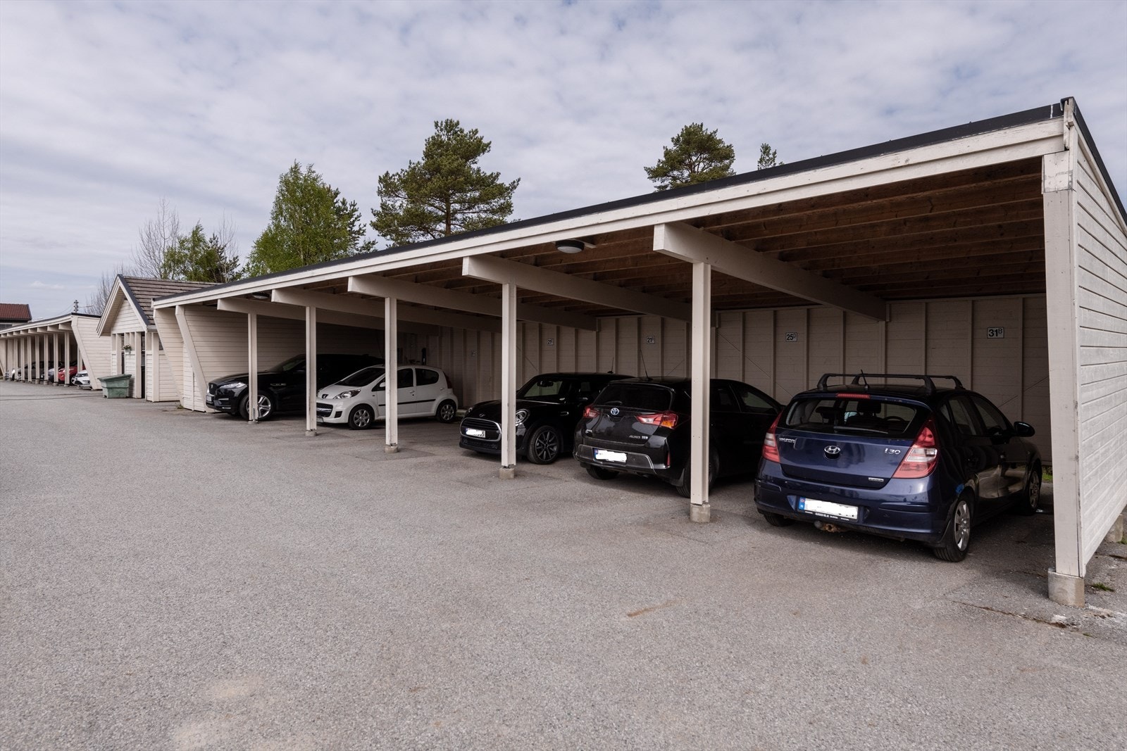 Leiligheten disponerer en biloppstillingsplass i carport merket 21E , i tillegg til mulighet for gjesteparkering. Galleribilde