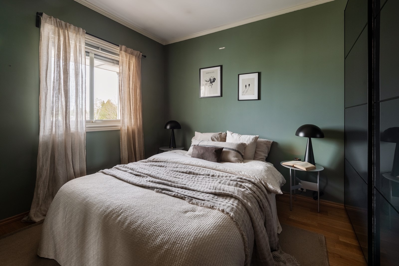 Soverommet er malt i behagelige, moderne farger som skaper en lun og avslappende atmosfære - perfekt for en god natts søvn. Galleribilde