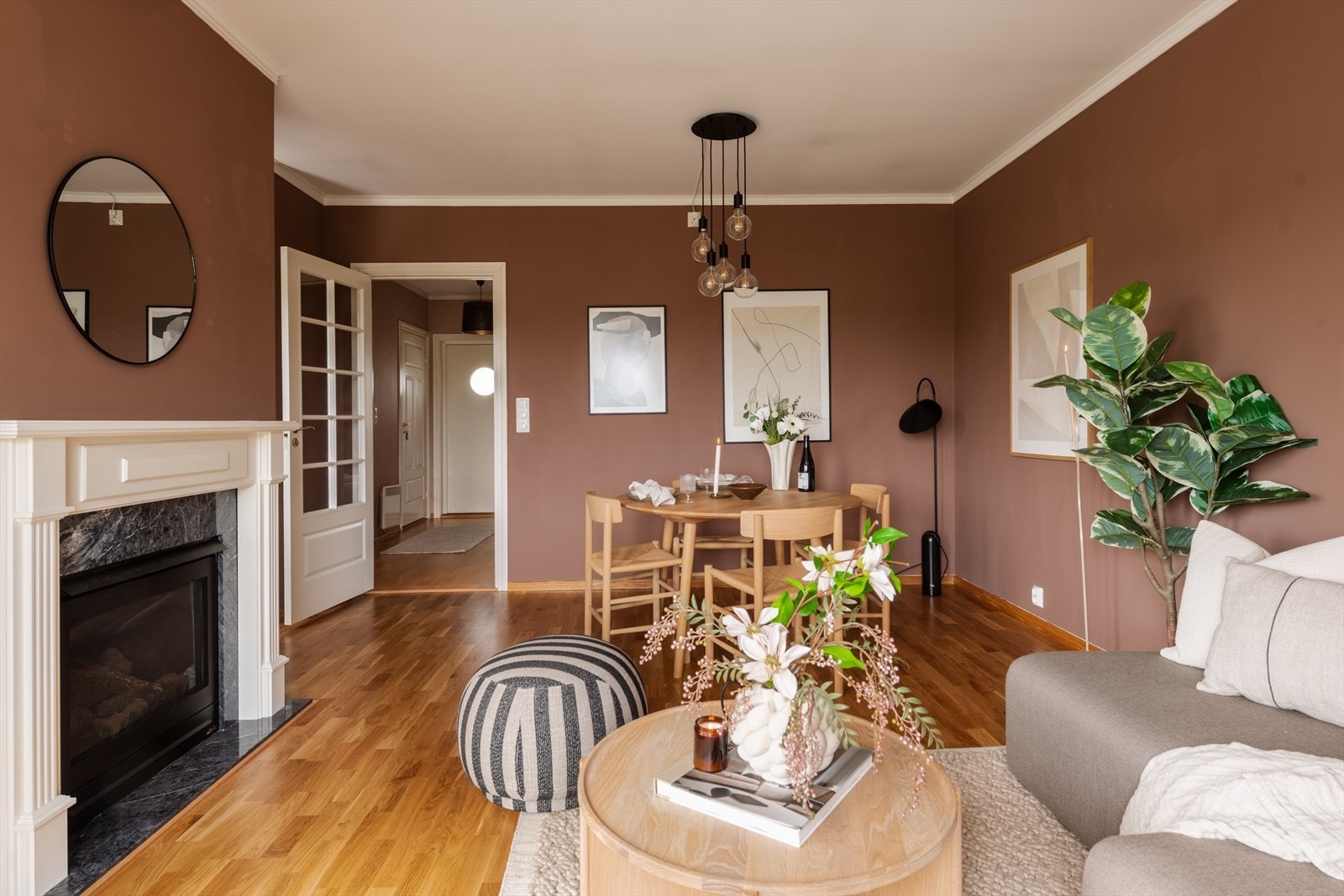 Stuen er inndelt i naturlige soner med plass til en egen, hyggelig sofakrok i tillegg til en egen spisestue. Galleribilde