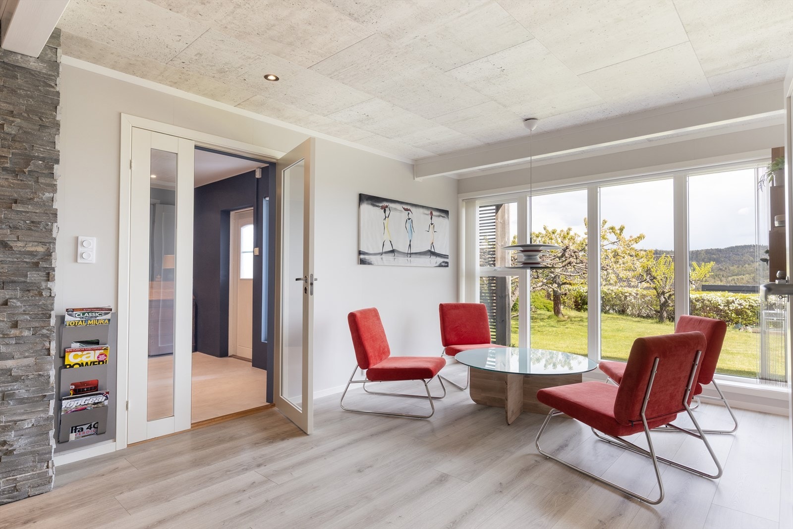 Doble dører med glassfelt fører fra kjellerstuen inn til hallen. Også kjellerstuen har tilluft fra det balanserte ventilasjonsanlegget. Galleribilde