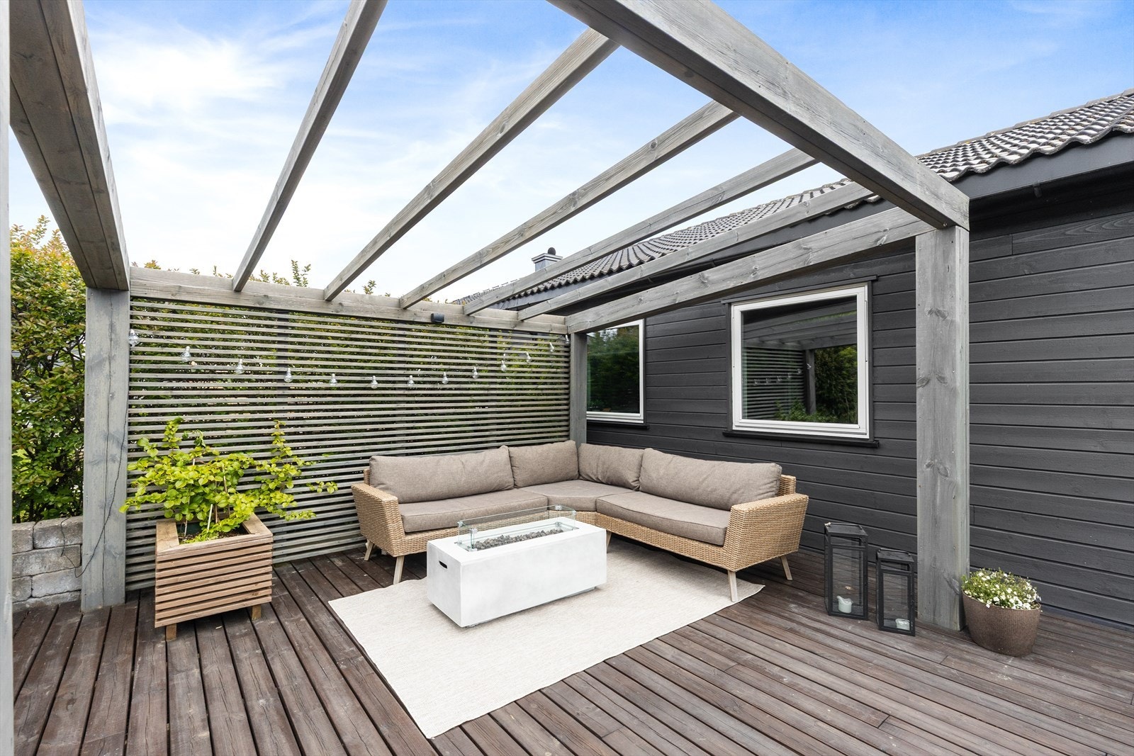 Den store, vestvendte terrassen er opparbeidet med impregnert terrassebord. Vinduer med 3-lags glass bidrar til god isolasjon og energieffektivitet. Galleribilde
