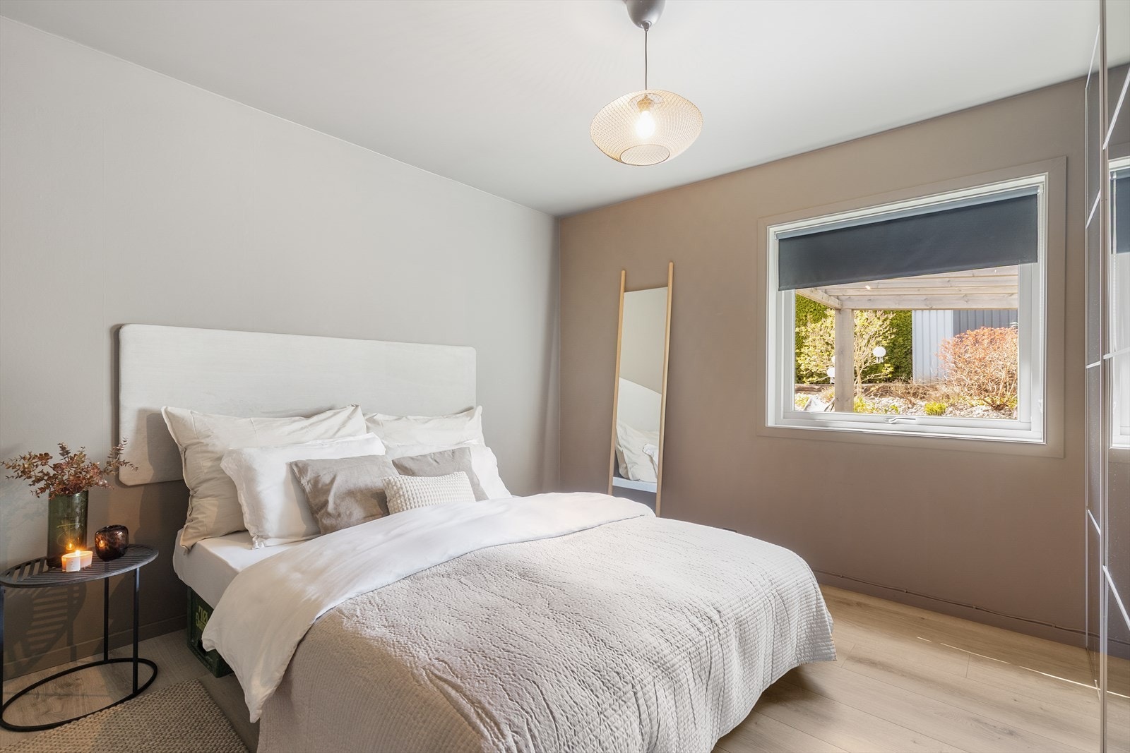 Hovedsoverommet i første etasje. Rommet har skyvedørsgarderobe med plassbygd innmat. Galleribilde