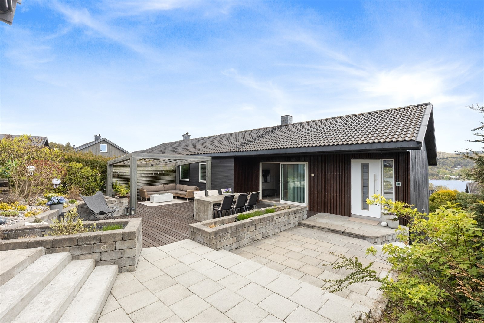 Innholdsrik og påkostet 1/2 part av tomannsbolig med fantastisk sjøutsikt. Stor usjenert terrasse og hage. 4 soverom og kjellerstue! Dobbelgarasje m/lader. Galleribilde