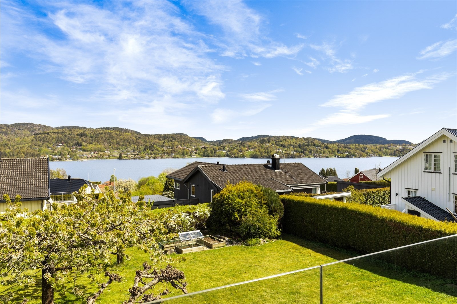 Utsikt over nærområdet, sjøen og over til Bergsbygda og Røra badeplass! Galleribilde