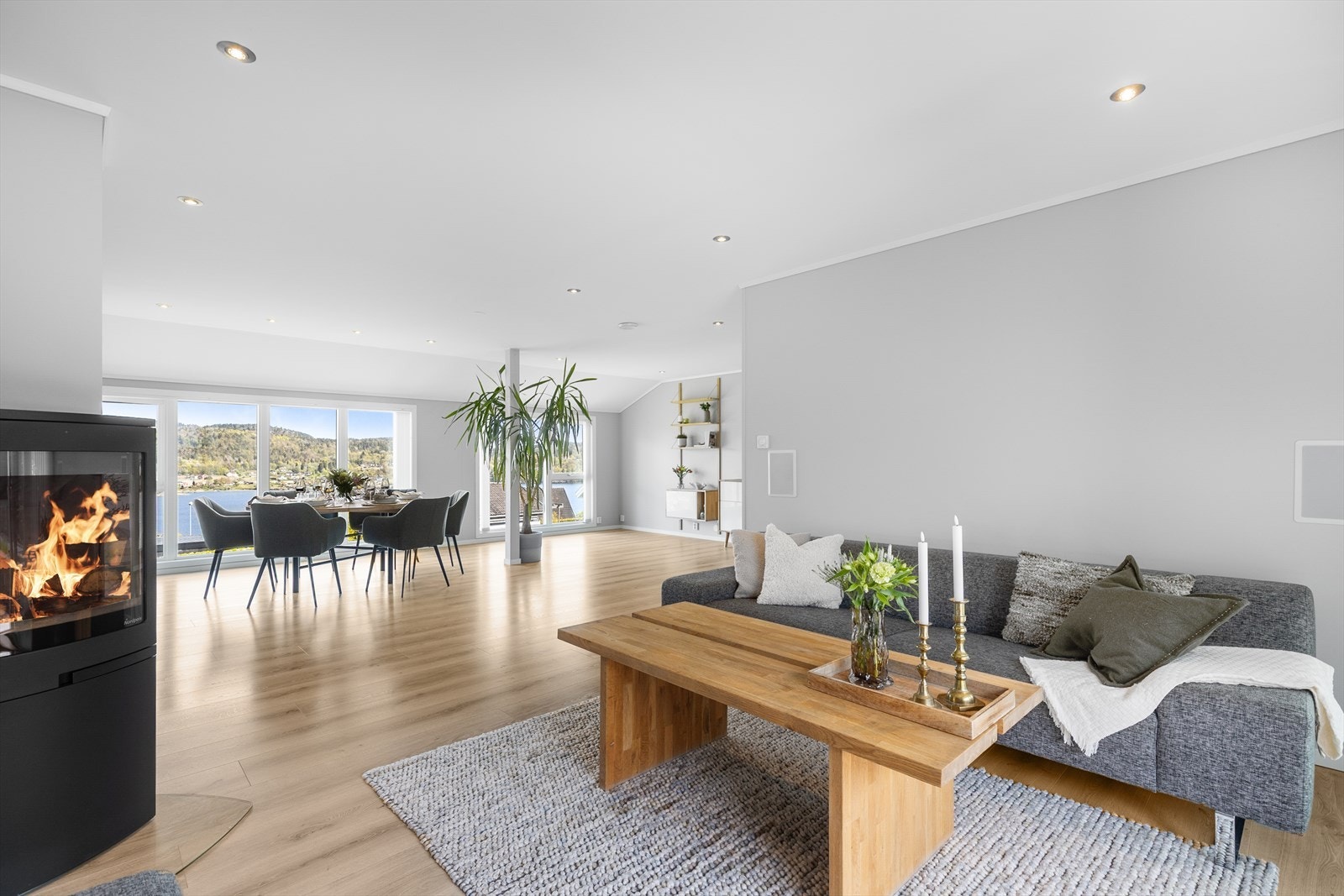 Stor åpen stue med fantastisk utsikt! Stuen har balansert ventilasjon som sikrer et godt inneklima. Galleribilde