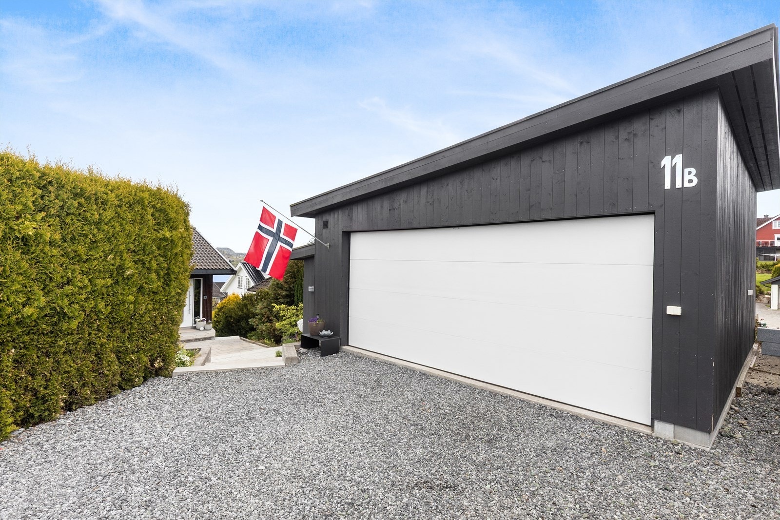 God oppstillingsplass til biler i gårdsplass og dobbel garasje fra 2020 med innlagt strøm og elbillader. Praktisk bod tilknyttet garasjen. Galleribilde