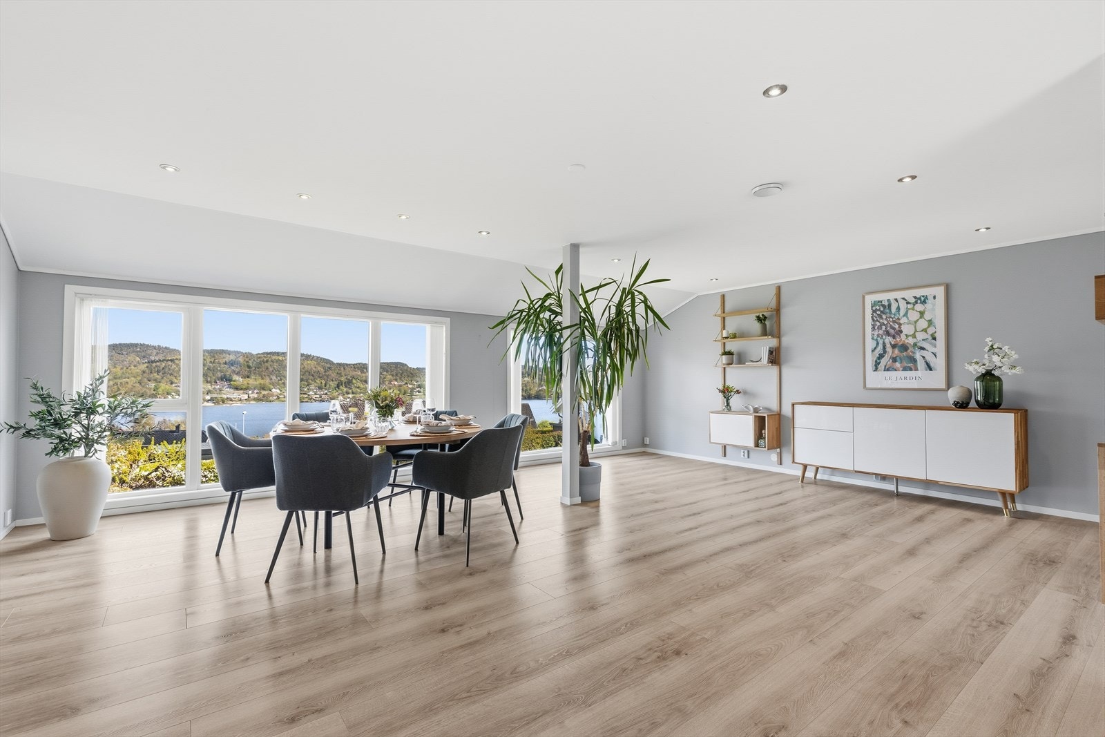 Stuen er en del av tilbygget og har god plass til både spisebord og sofagruppe. Legg merke til utsikten! Galleribilde