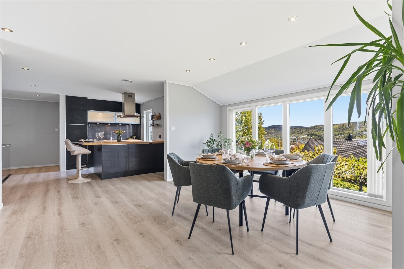 Kjøkkeninnredning fra IKEA med heltre benkeplate og glatte fronter. Fra spisestuen er det kort vei til kjøkkenøya, noe som forenkler servering. Galleribilde