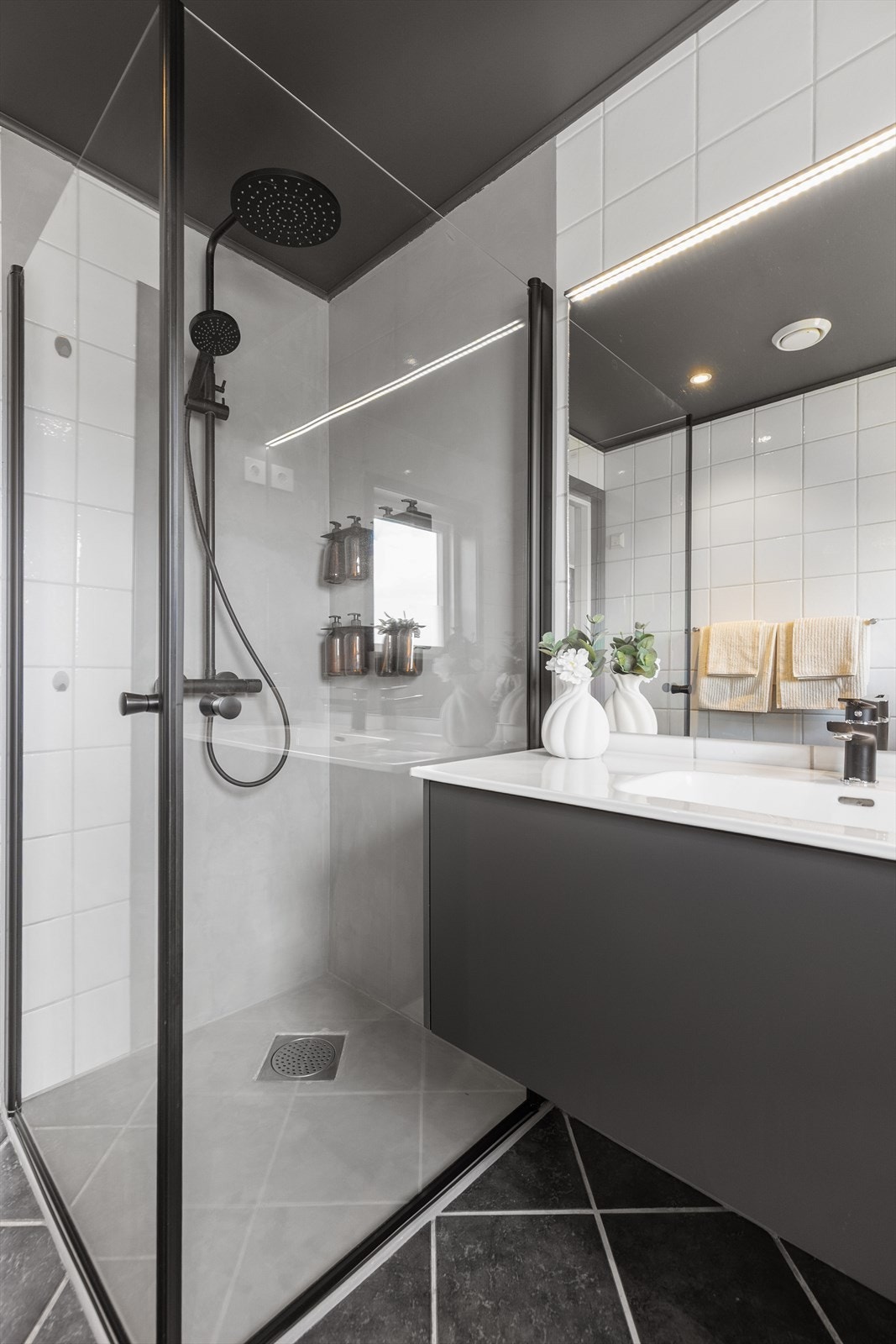 Badet har innredning med nedfelt vask og et romslig dusjhjørne. Galleribilde