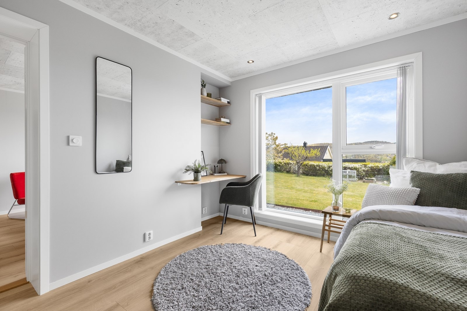 Rommene i underetasjen har himlingsplater i taket. Praktisk, plassbygd skrivepult. Galleribilde