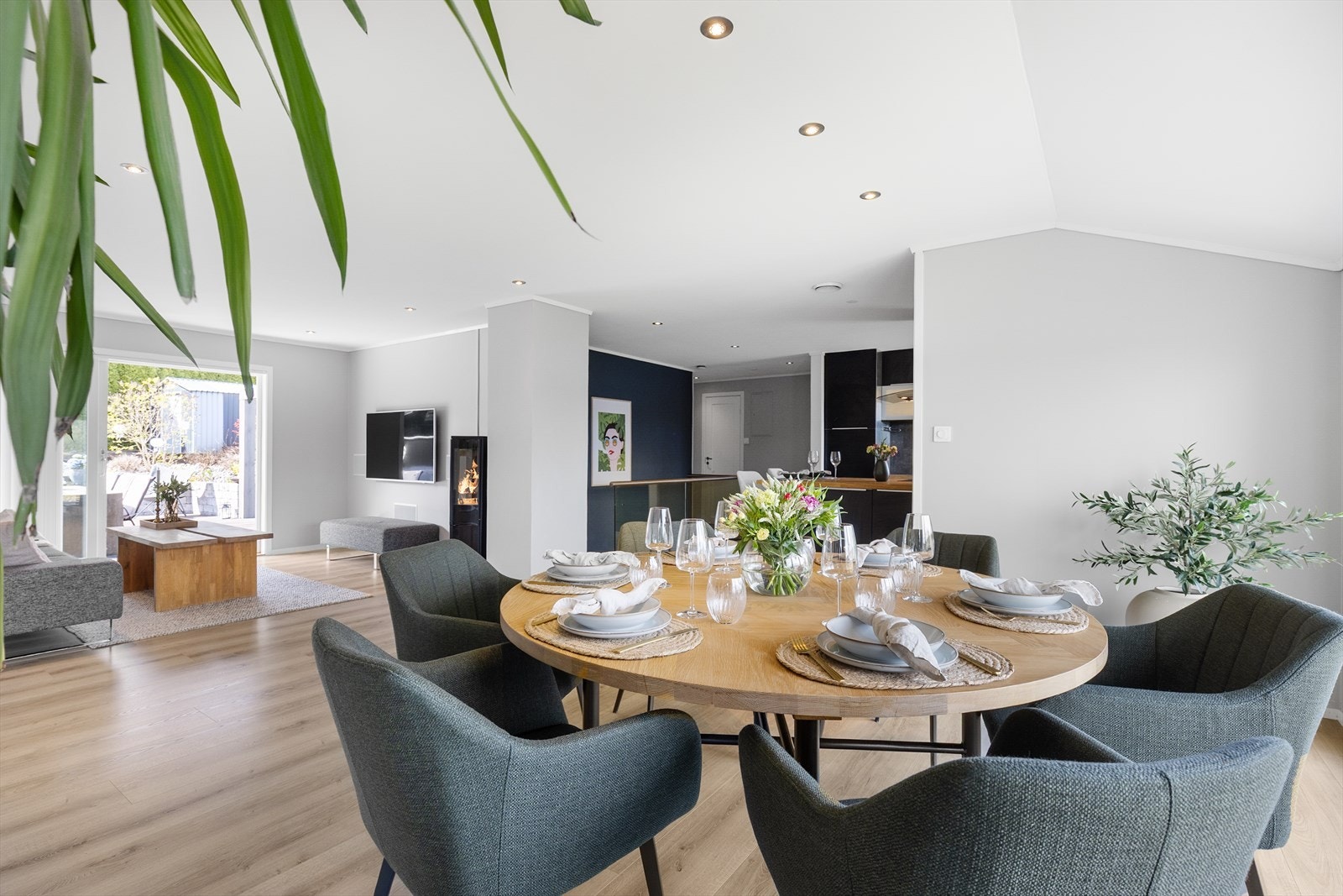 God belysning med downlights i taket. Galleribilde