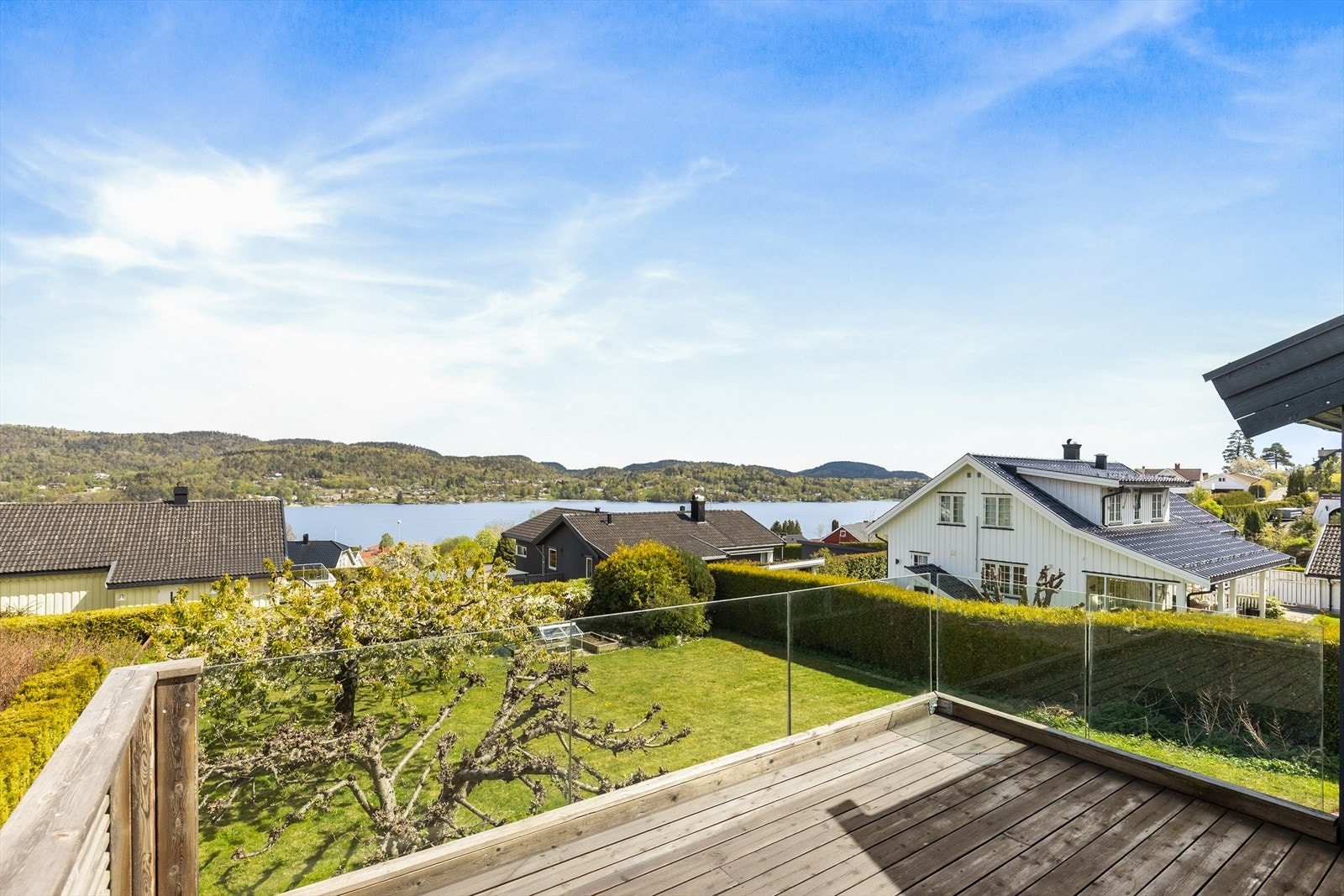 Nydelig beliggenhet, barnevennlig og rolig med fantastisk utsikt utover Eidangerfjorden! Boligen ble tilbygget i 2014 med to nye soverom og utvidet stue/entrè. Nytt tak i 2014 og er etterisolert i vegger. Galleribilde