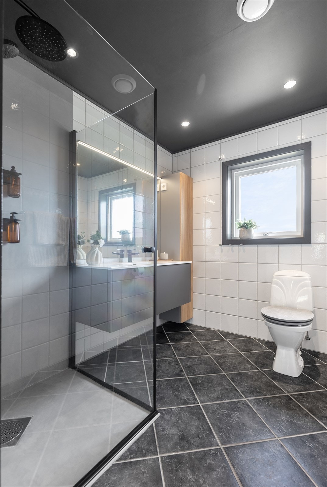 Avsug fra badet er koblet til det balanserte ventilasjonsanlegget. Galleribilde