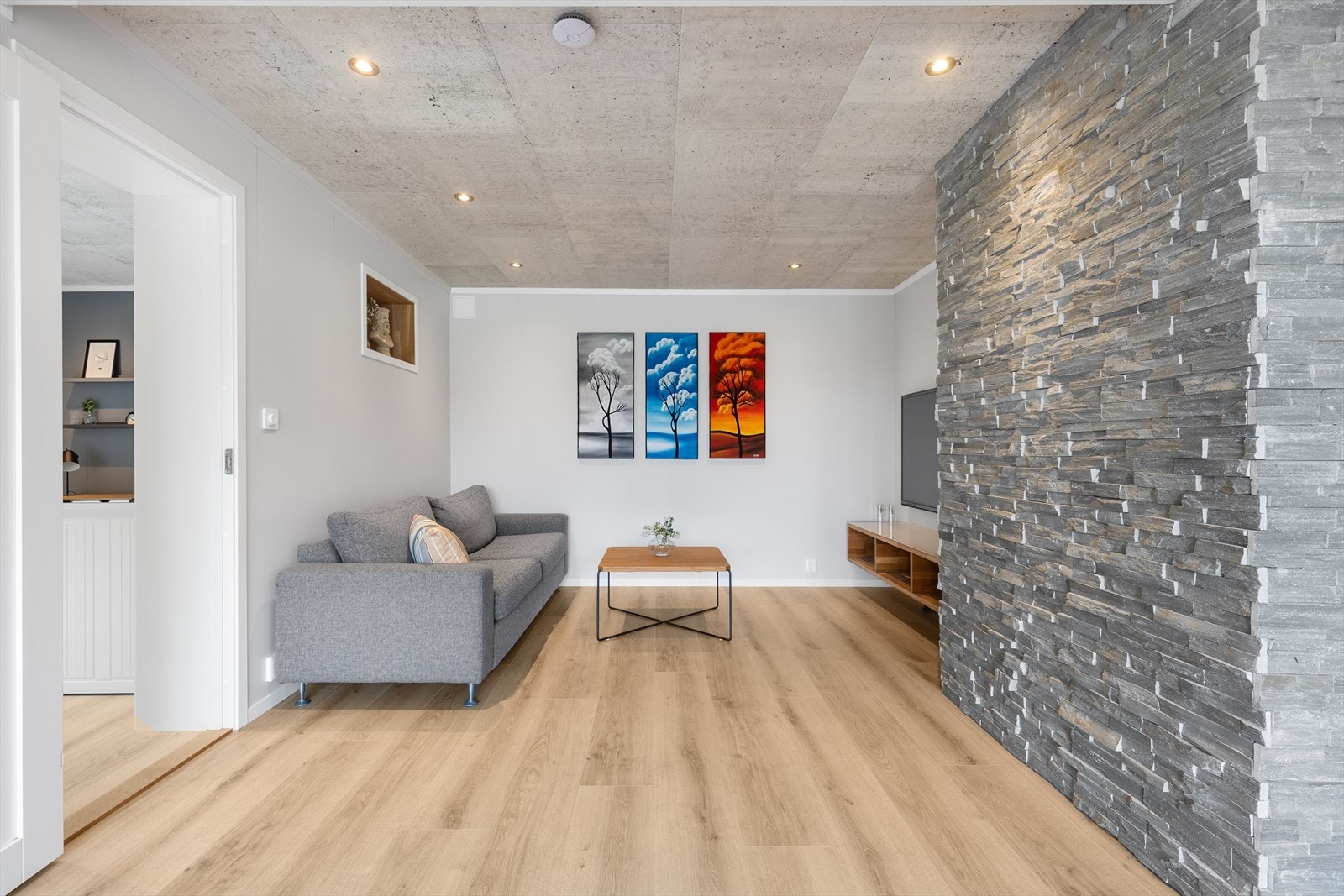 Kjellerstue med laminatgulv og malte plater på vegger. Galleribilde