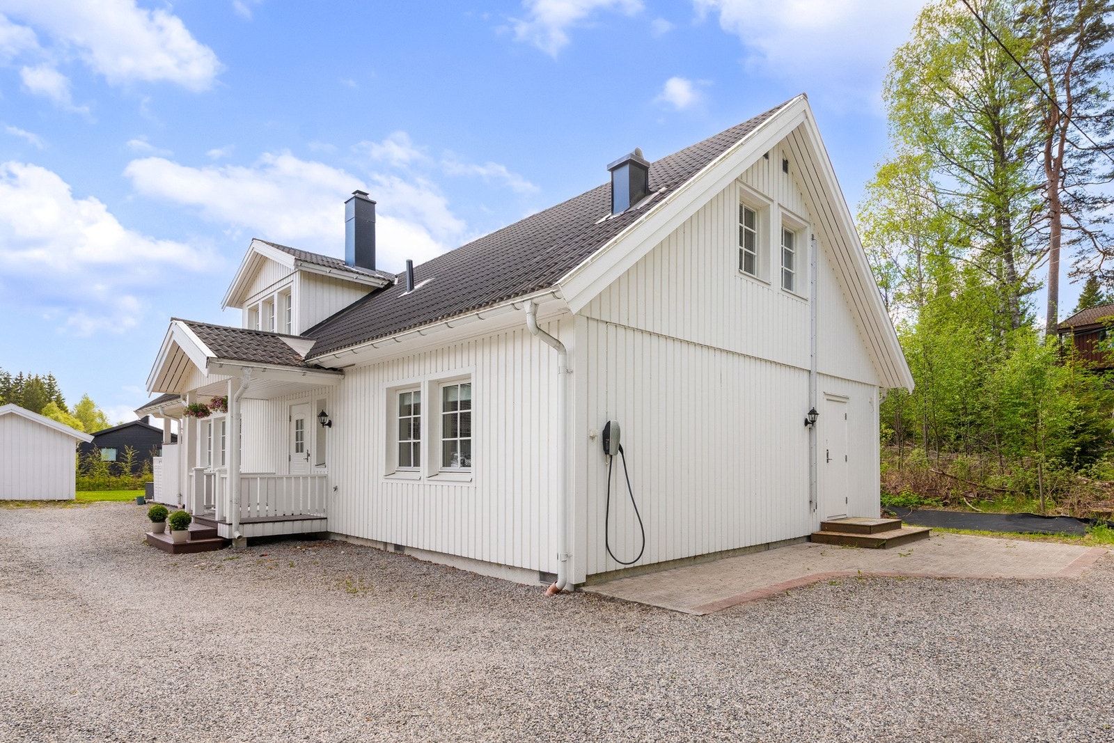 Stor gruset gårdsplass med god plass for parkering. Mulighet for å sette opp garasje eller carport. Galleribilde