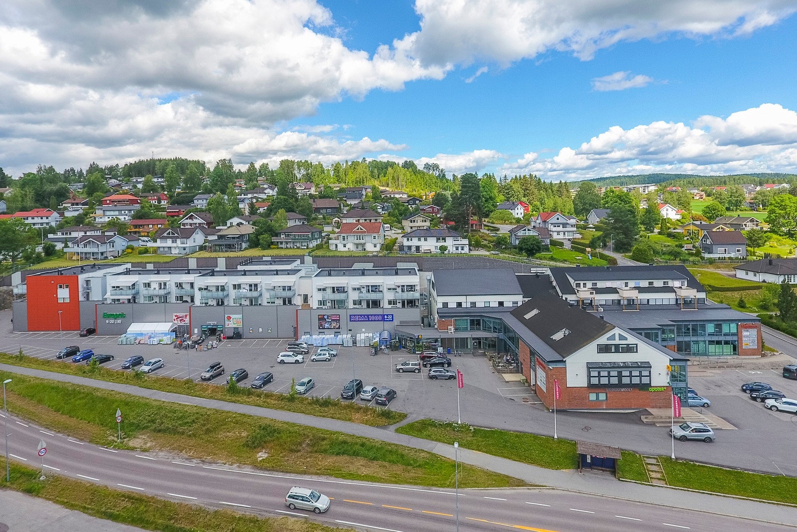 Fra eiendommen er det ca. 3 km til Vågsenteret - her finner du blant annet dagligvarebutikk med post i butikk, kafé, apotek, vinmonopol, div. småbutikker, tannlege, legekontor, m.m. Galleribilde