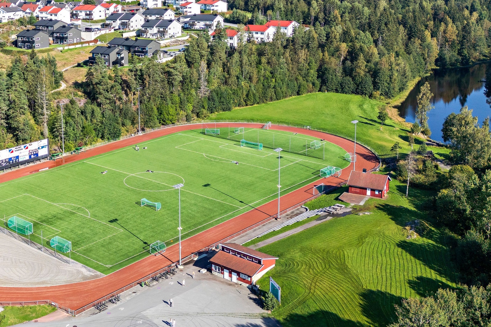 Ytre Enebakk har fine idrettsanlegg. Idrettslaget DRIV tilbyr et variert tilbud innenfor ulike idretter. Galleribilde