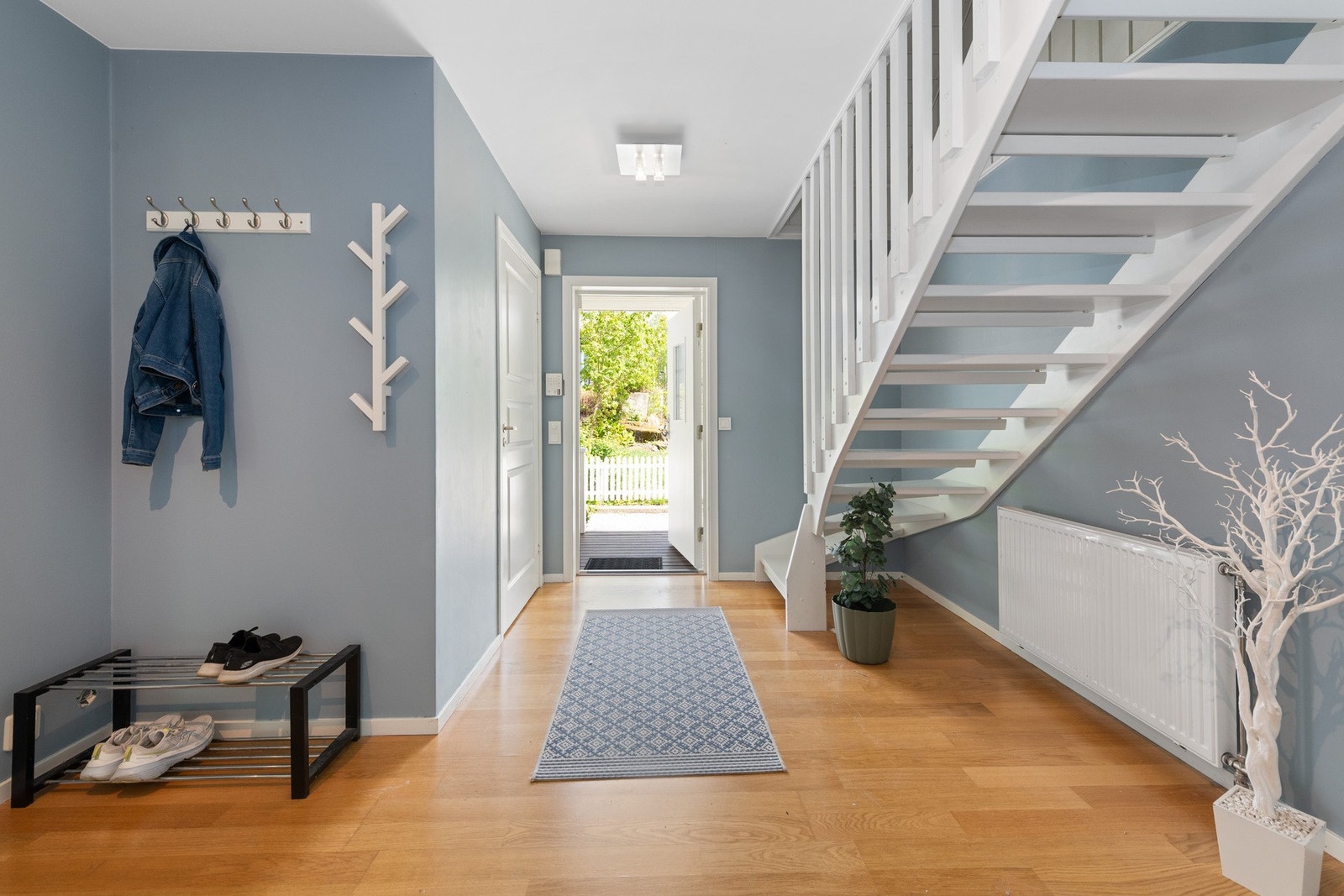 I entré/hall er det god plass for kommodeløsninger og klesknagger for oppbevaring av uteklær og sko. Galleribilde
