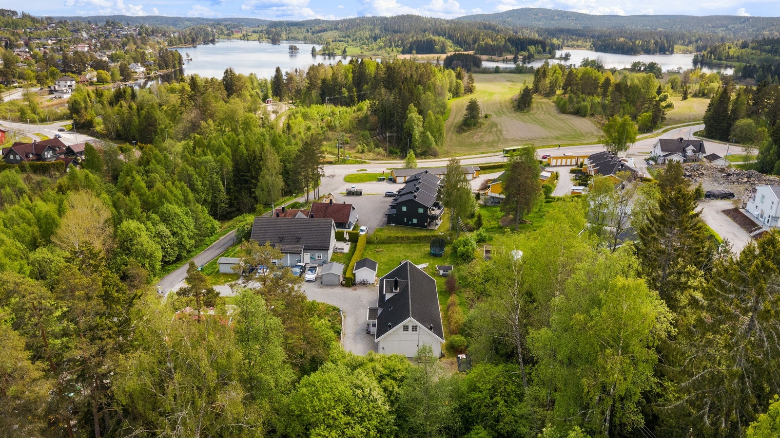 Vannet Våg ligger rett utenfor dørstokken og tilbyr noe for hele familien både sommer og vinter. Her kan dere ta håndkleet over skulderen og rusle ned til stranda, ta med tursekk og utforske skog og fiskevann Galleribilde