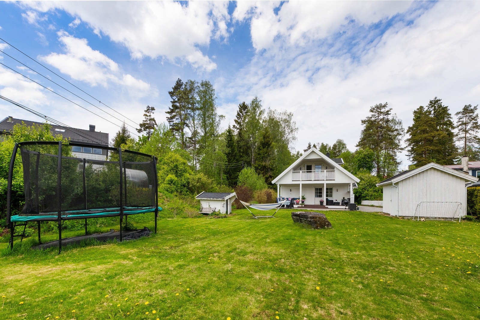 Stor hage som byr på timer med lek og god plass for avslapning eller dyrking av blomster og grønnsaker i hagen for den som ønsker det. Galleribilde