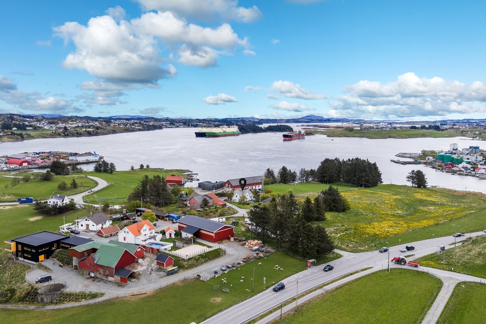 Kort avstand til Avaldsnes sentrum med bensinstasjon, butikker, legesenter, bank og barnehage. Galleribilde