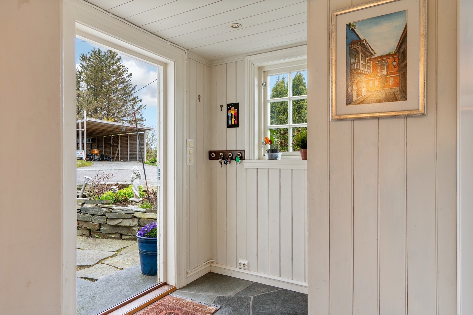 Entré med god plass til å henge fra seg yttertøy Galleribilde