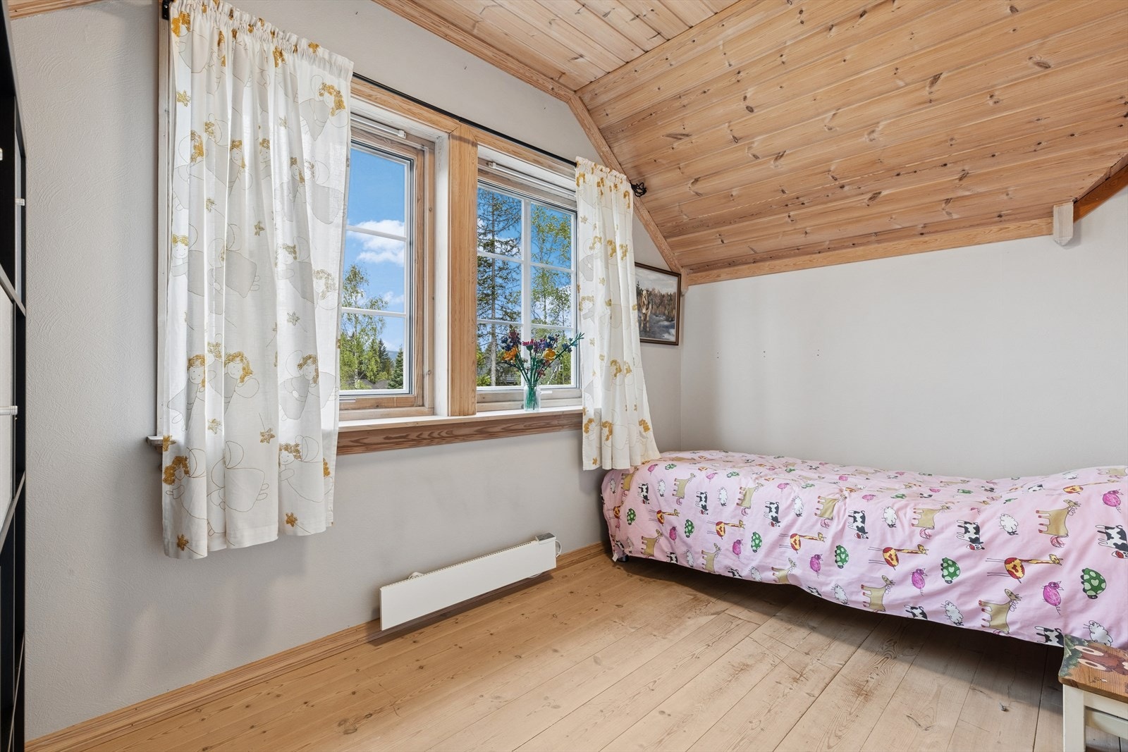 Soverom 4 var opprinnelig en del av stua her oppe, hvor man delte va rommet med en lettvegg. Rommet har trepanel i taket som gir en lun og hyggelig atmosfære. Fra dette rommet har man nydelig utsikt mot Varingskollen. Galleribilde