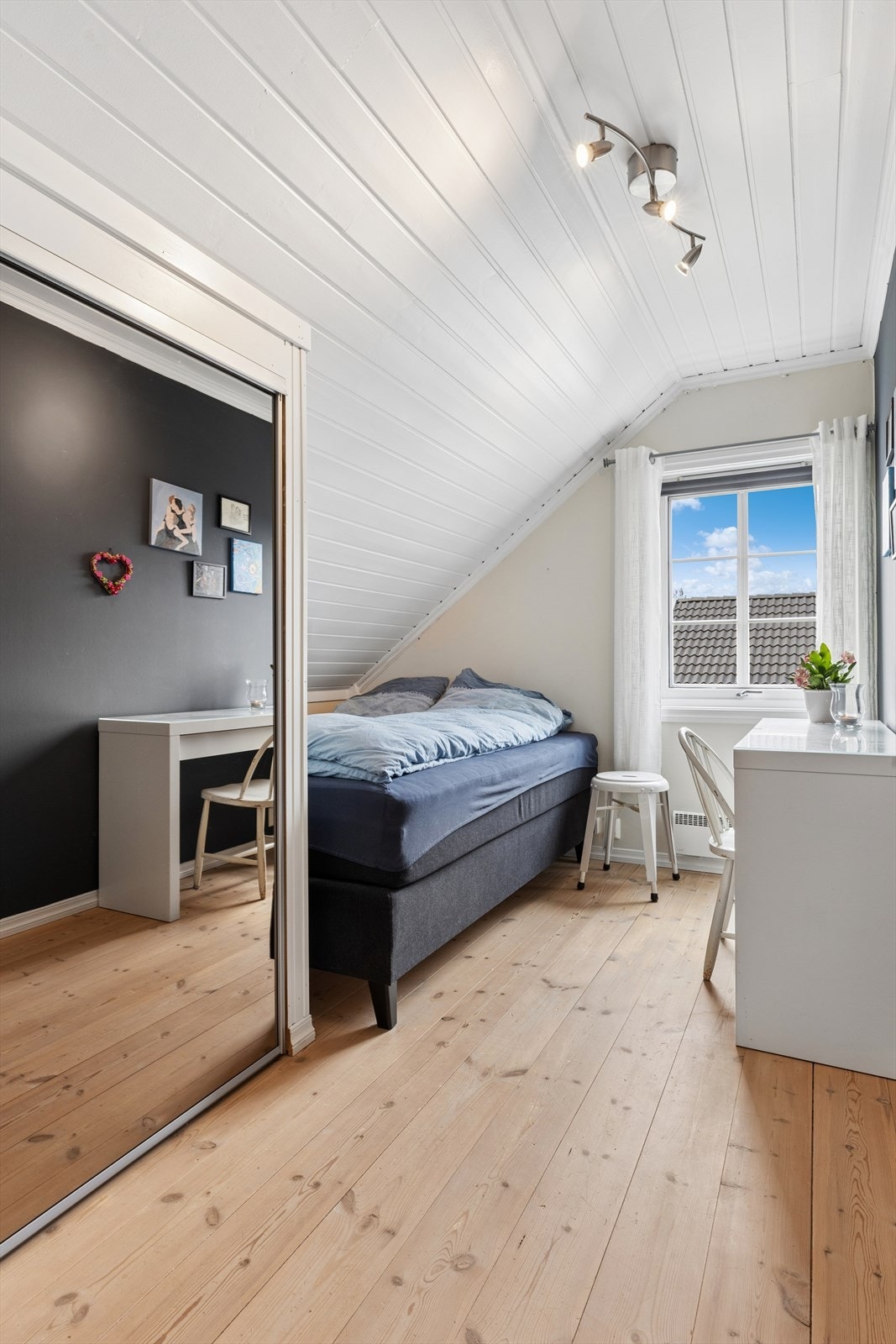 Soverom 2 med smart garderobeløsning og plass til arbeidsbord og seng. Galleribilde