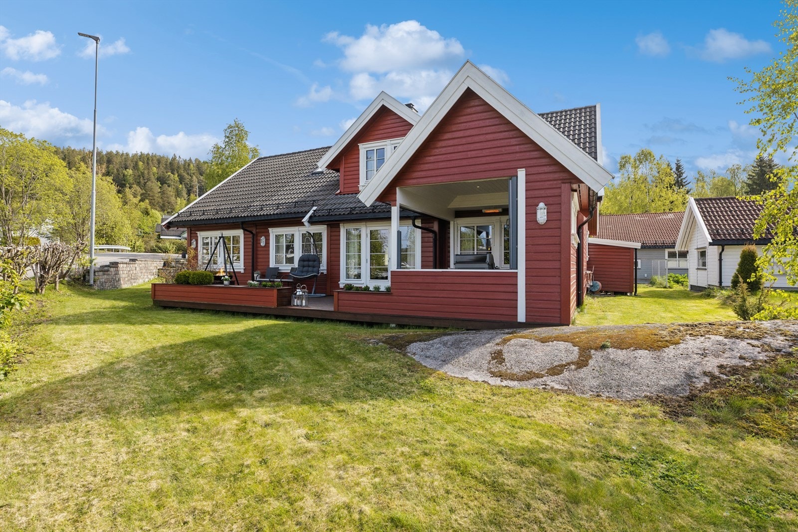 En innholdsrik og solid familiebolig med stor terrasse og pent opparbeidet tomt. Galleribilde