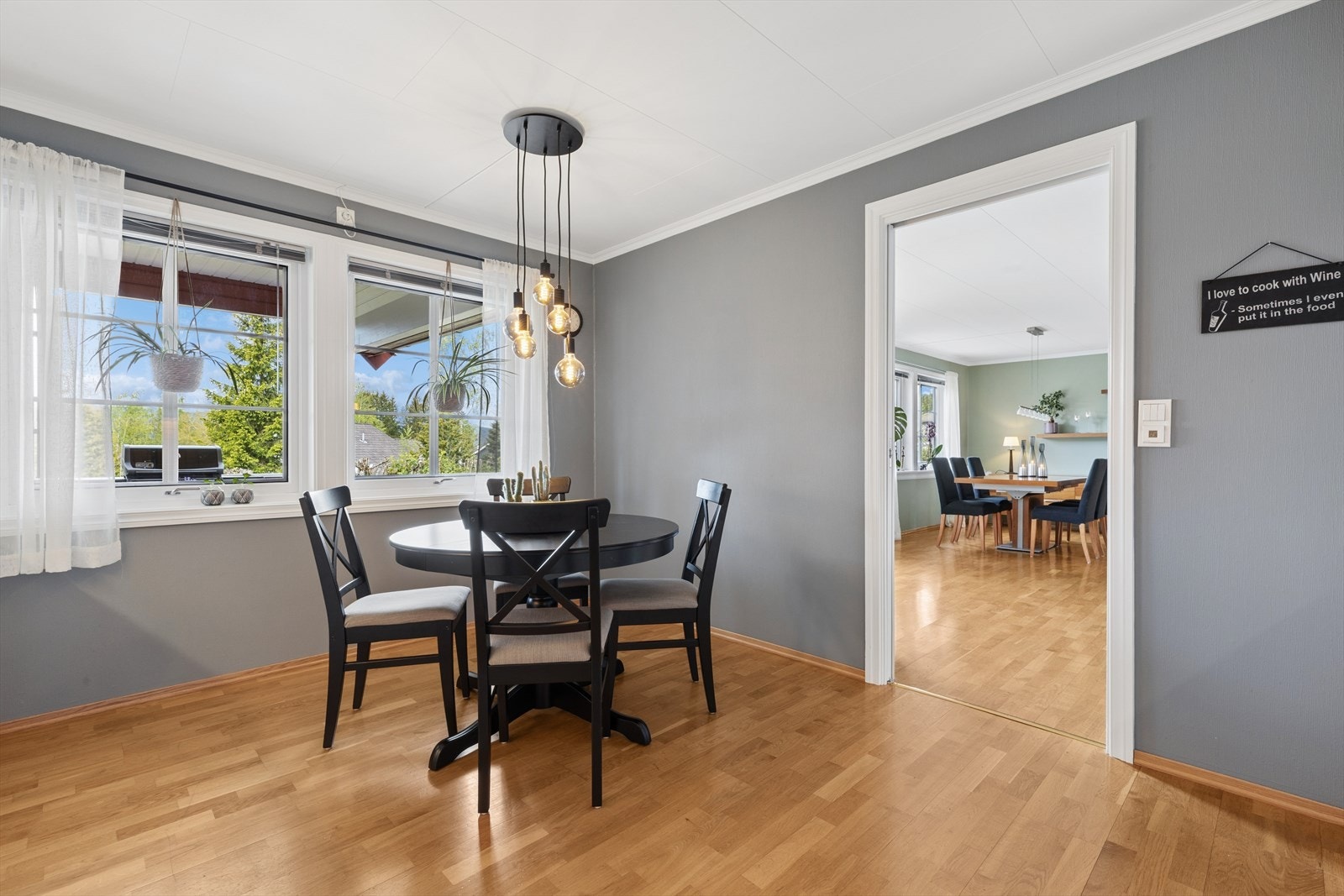 Kjøkkenet har en egen spiseplass, perfekt for hverdagsmåltidene. Galleribilde