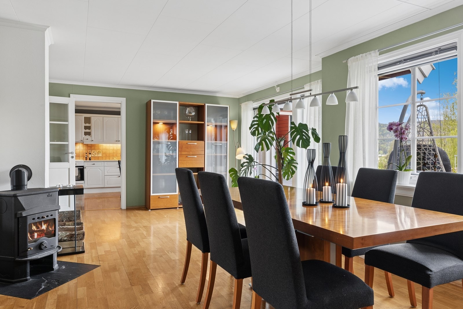 Peisovnen ved spisestuen gir en lun atmosfære på kalde dager. Legg merke til den nydelige utsikten man har igjennom vinduene. Galleribilde