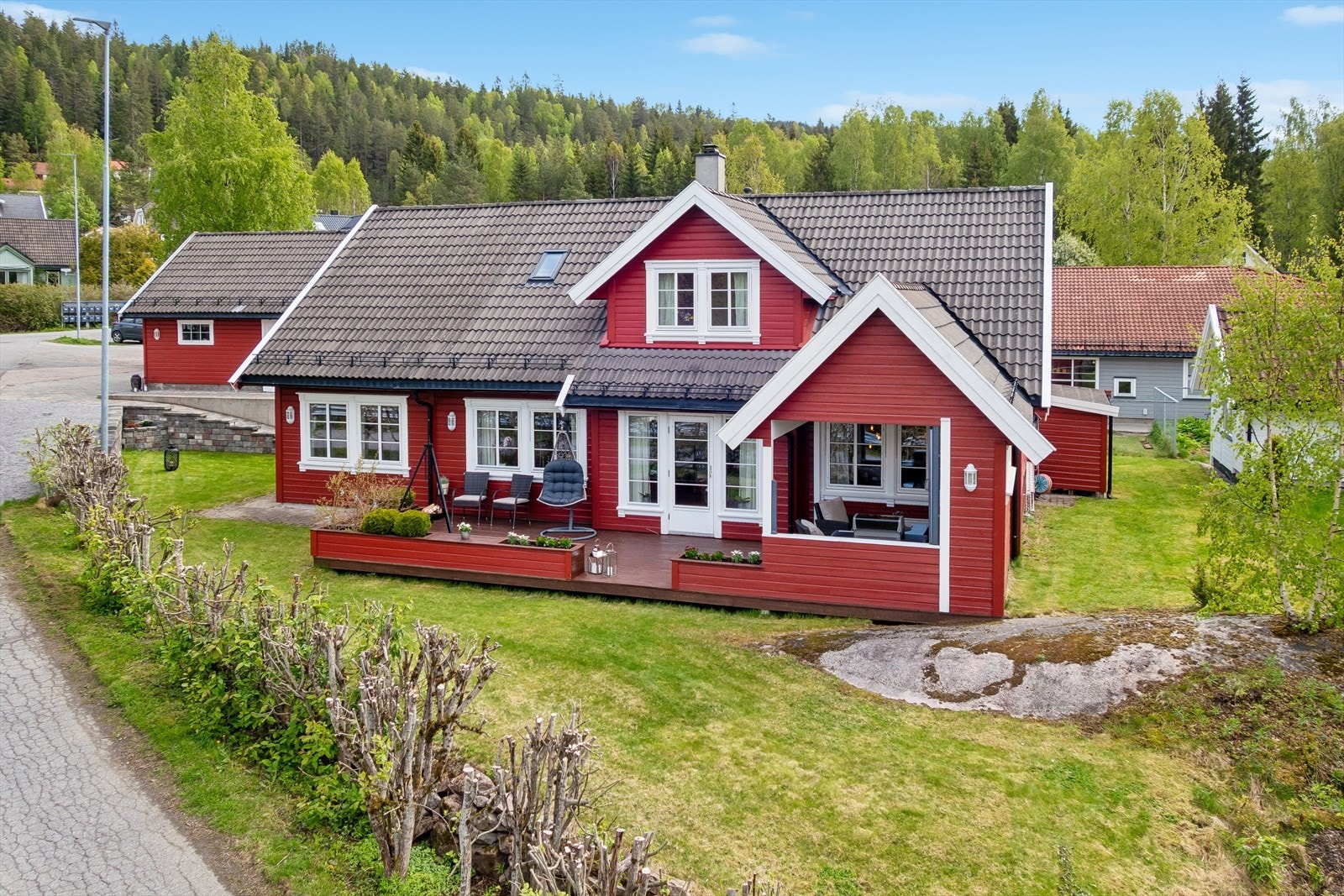 Eneboligen ligger fint til på en eiet tomt på solsiden i Hakadal. Dobbeltgarasje med innredet hems gir deg bonusplassen. Galleribilde