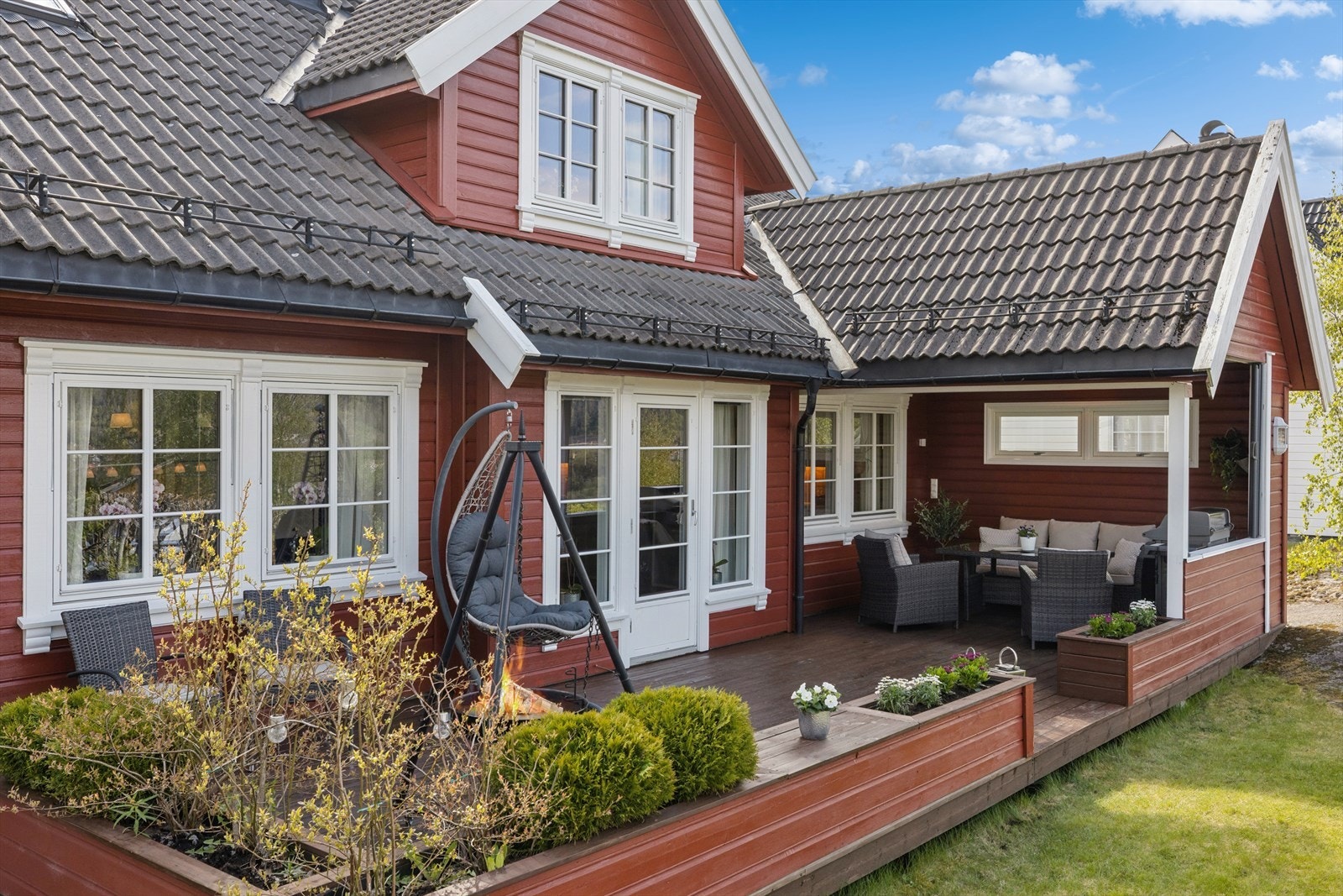 Huset er velholdt og solid som gjør at du kan flytte rett inn. Den store terrassen blir som en forlengelse av stuen, sommerstid. Galleribilde