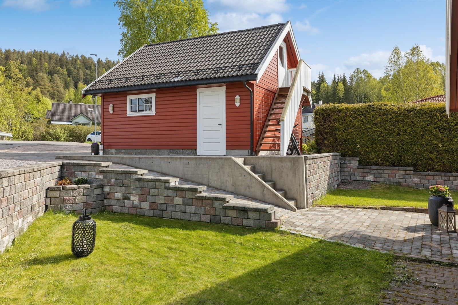 Velkommen til Feltspatveien 6! Hagen er pent opparbeidet og man har steinlagte stier og områder. Trapp fører deg opp til hemsen. Galleribilde