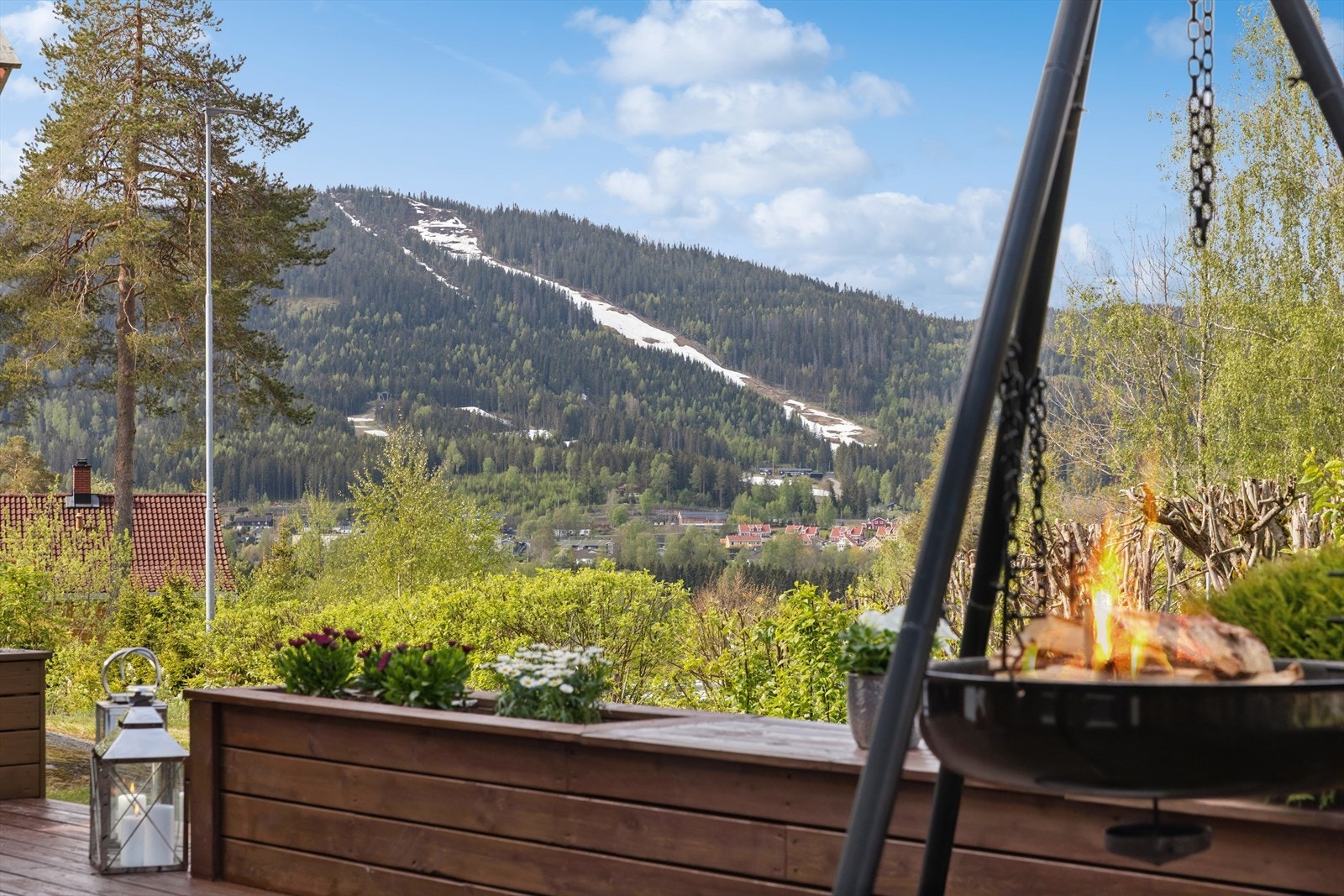 Fra eiendommen er det nydelig utsikt mot Varingskollen, som er et populært ski- og turområde. Man ligger vestvendt til med meget gode solforhold. Galleribilde