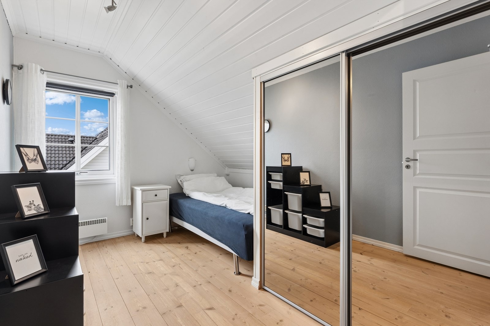 Soverom 3 ligger vegg i vegg med soverom 2 og har en lik størrelse. Også dette rommet har integrert skyvedørsgarderobe. Galleribilde