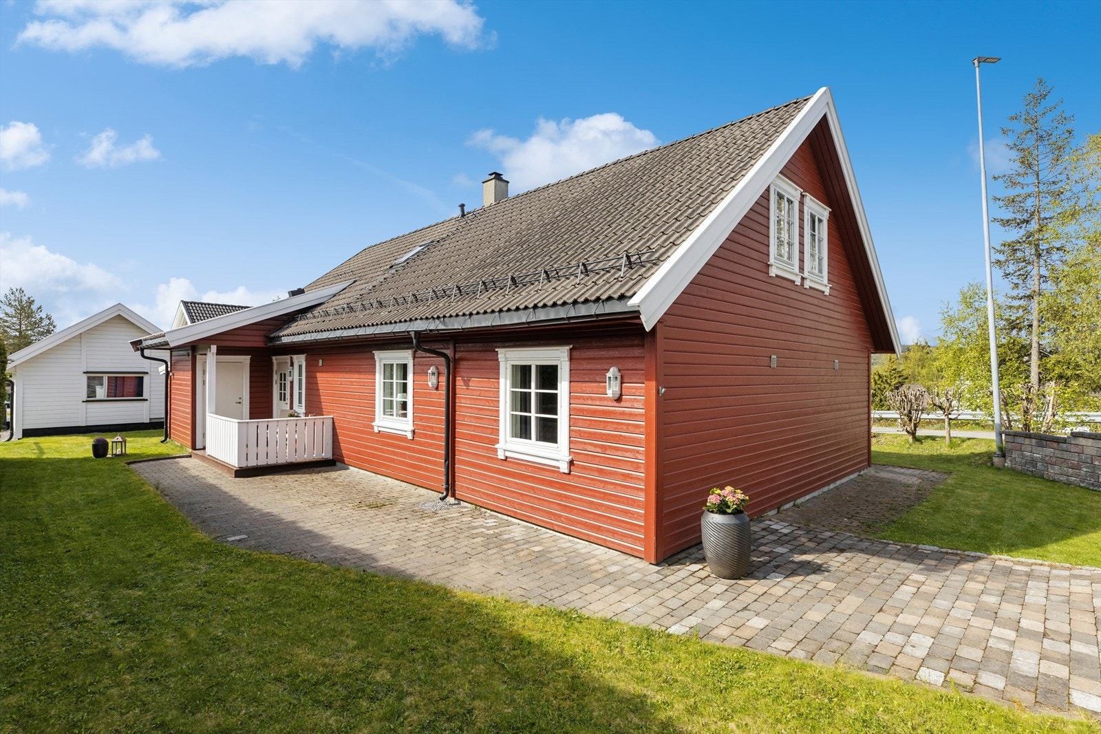 Boligen ble opprinnelig bygget i 1998 og tilbygget rundt 2010. Det er inngang til sportsbod til venstre for inngangsdøren. Galleribilde