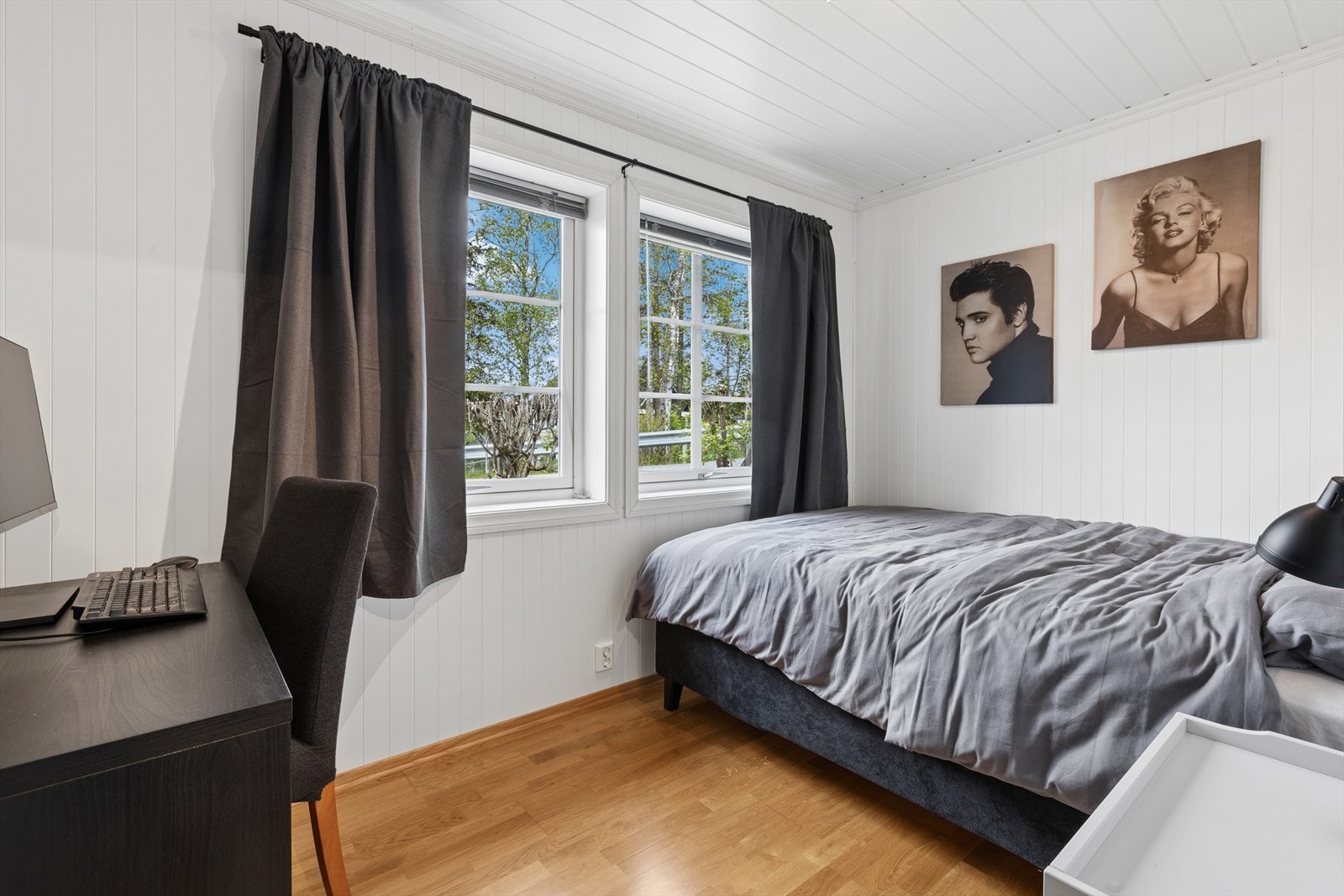 Soverom 2 her nede har også en god størrelse og kan benyttes både som kontor eller soverom, alt etter hva du har behov for. Galleribilde