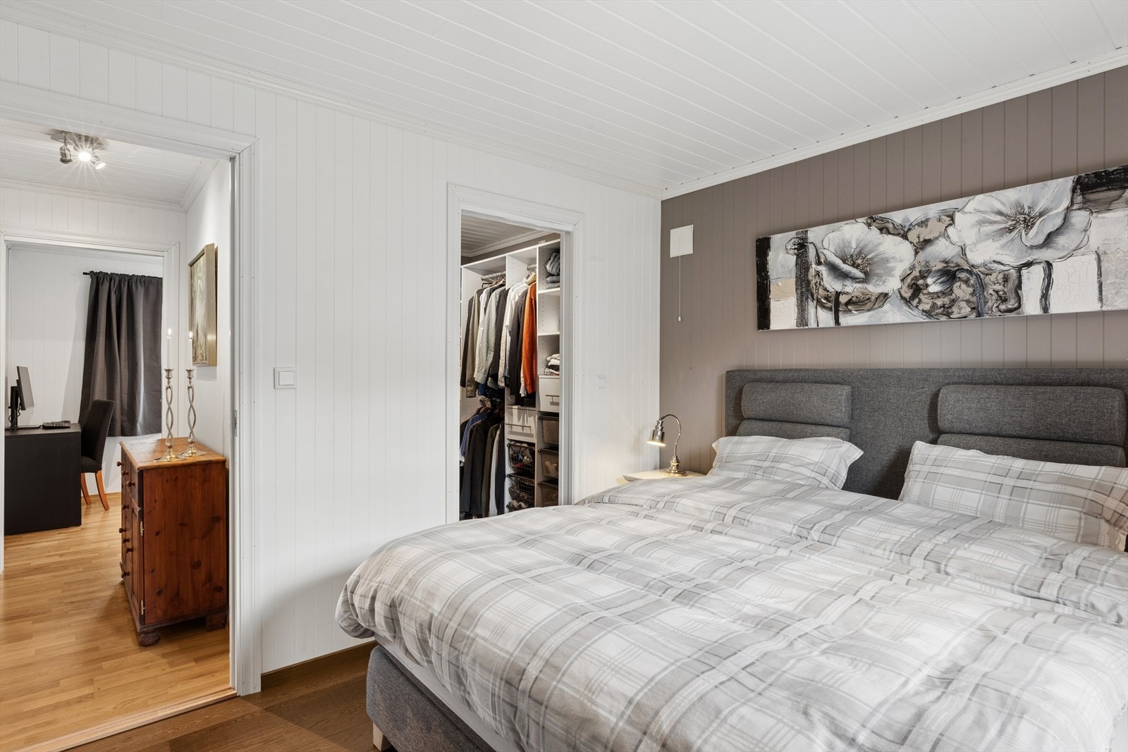 Direkte inngang til et praktisk walk-in-closet og soverom 2 her nede. Galleribilde