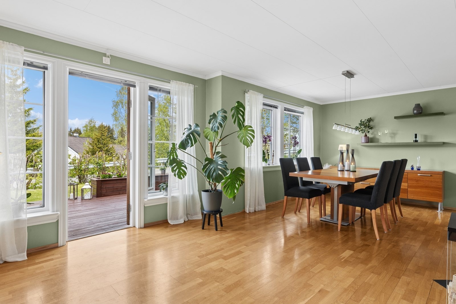 Store vindusflater og direkte utgang til terrassen visker ut skillet mellom inne og ute. Galleribilde