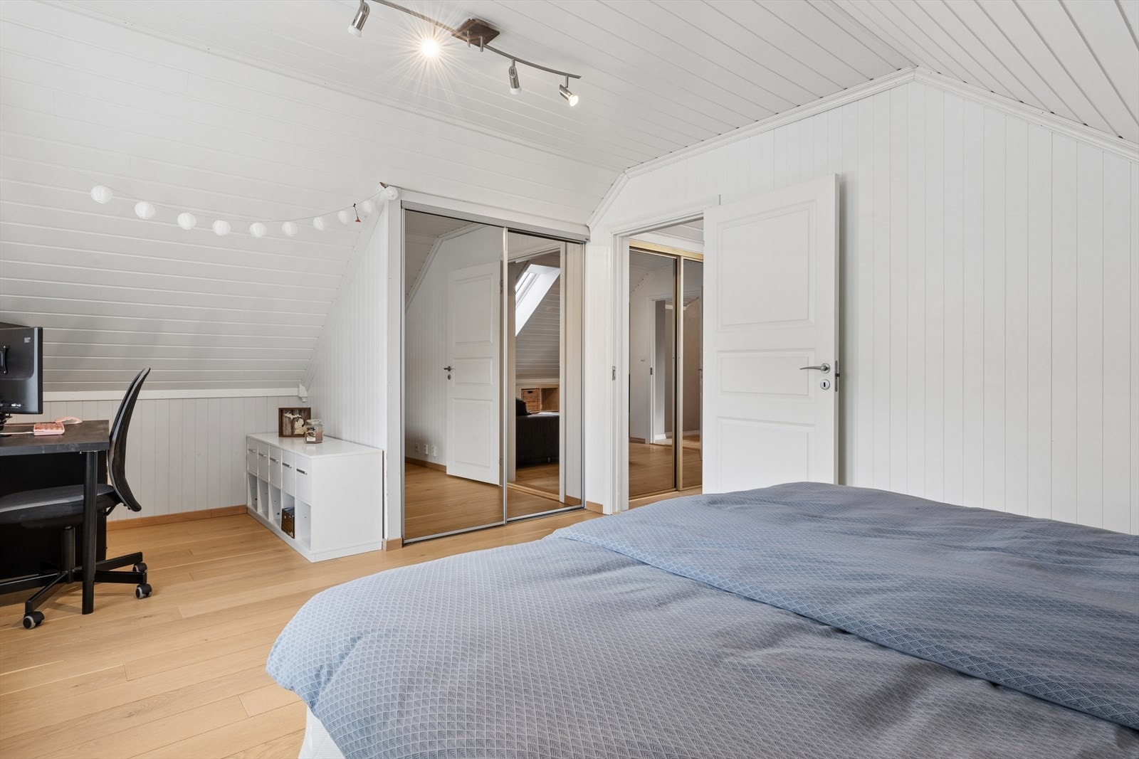 Soverommet innenfor stua ble bygd på rundt 2011 og er et stort rom med god plass til dobbeltseng og skrivepult. Integrert skyvedørsgarderobe med speilfronter gir deg plass til å henge i fra deg ytterklærne dine. Galleribilde