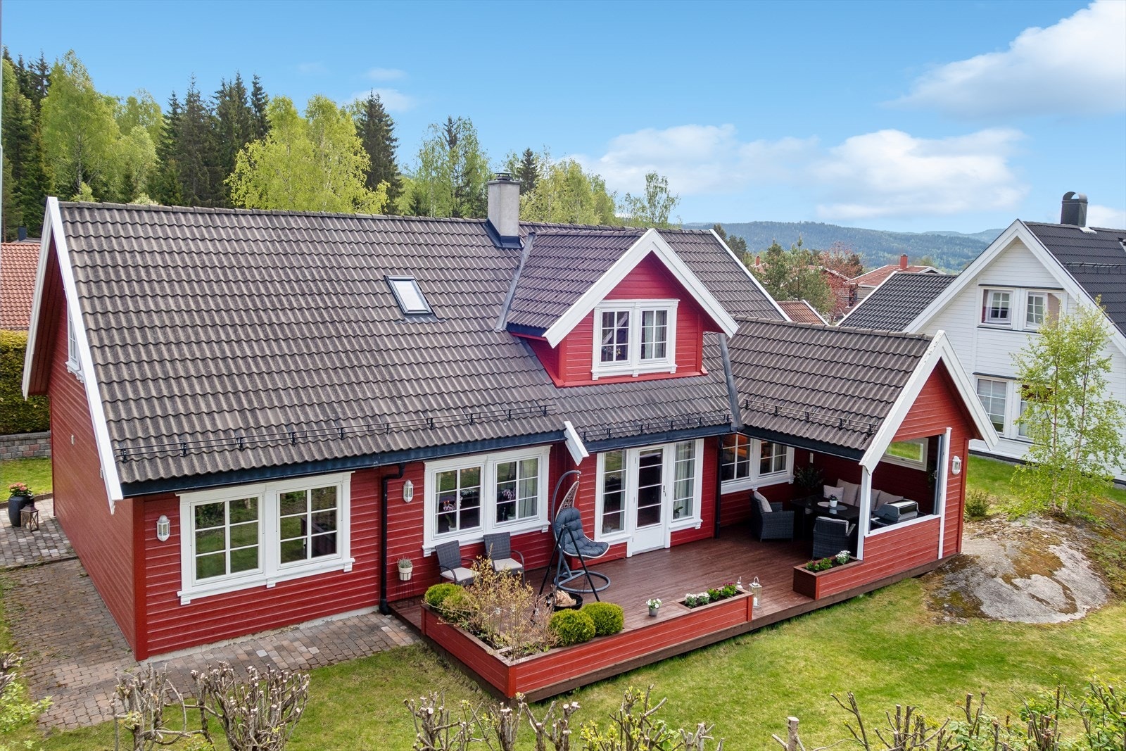 En innholdsrik familiebolig med totalt seks soverom og to stuer. Galleribilde