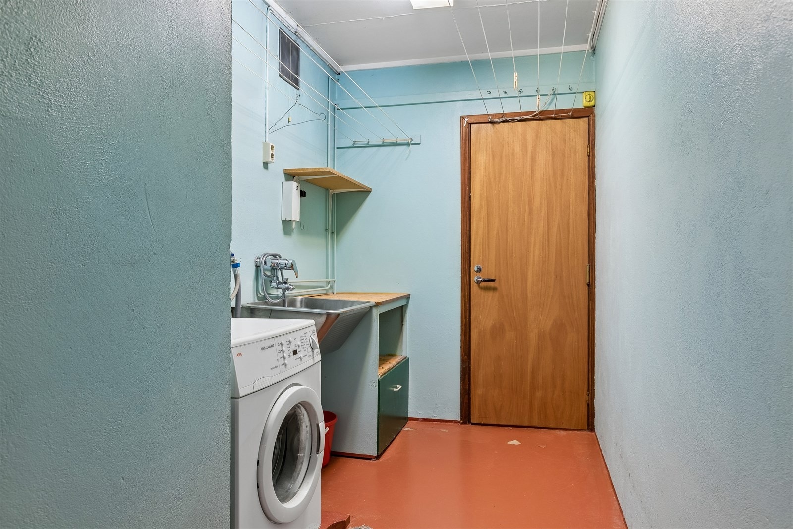 Praktisk vaskerom i underetasjen, med opplegg for vaskemaskin og utslagsvask. Oppgradering er påregnelig. Galleribilde