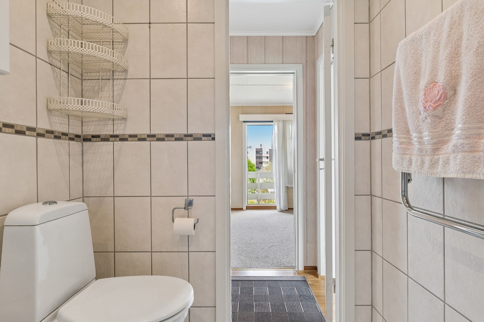 Badet er utstyrt med dusjhjørne, servant i innredning og toalett. Galleribilde