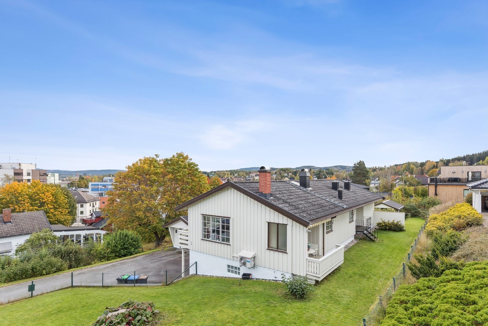 Enebolig fra 1975 med stor, frodig hage, integrert garasje, frittstående garasje fra 2004 og en redskapsbod. Galleribilde