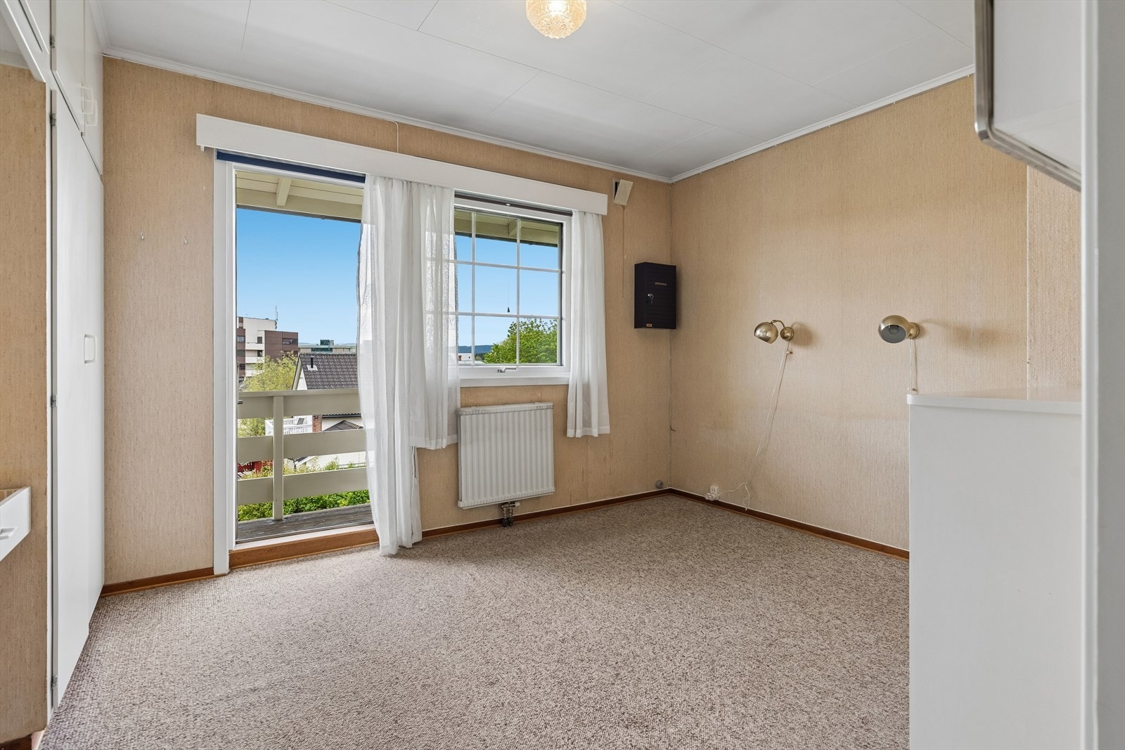 Fra ett av soverommene er det direkte utgang til balkongen. Galleribilde